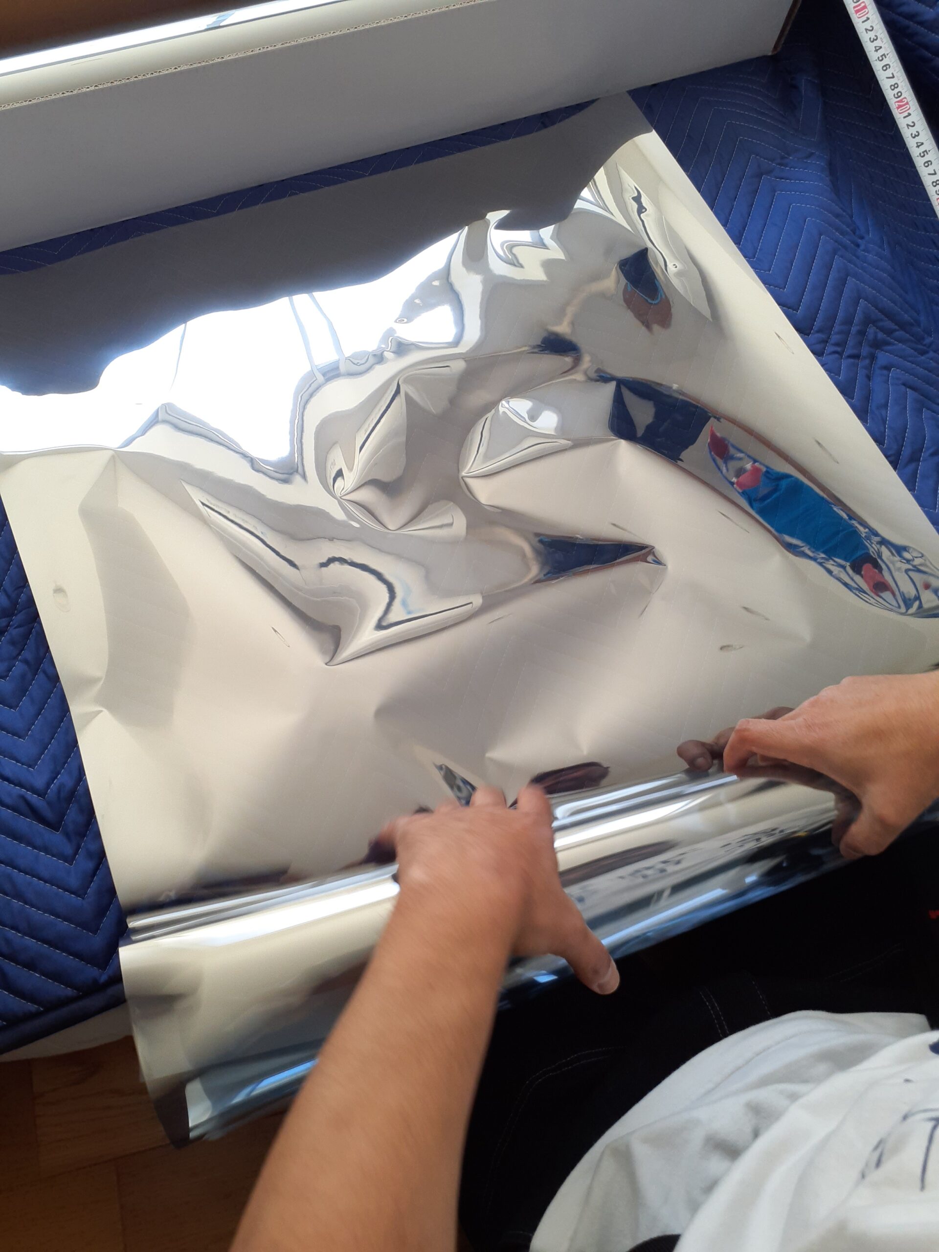 窓ガラスフィルムを自分で貼る》よくある失敗！フィルムの折れ、破れ